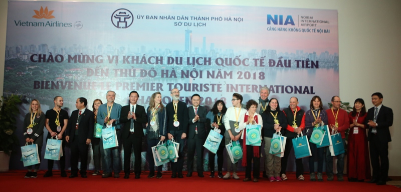 Hà Nội đón du khách quốc tế đầu tiên năm 2018 - Ảnh 3