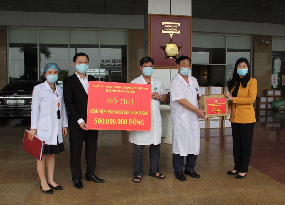 Hà Nội hỗ trợ Bệnh viện Bạch Mai và Bệnh viện Nhiệt đới Trung ương, mỗi viện 500 triệu đồng - Ảnh 2