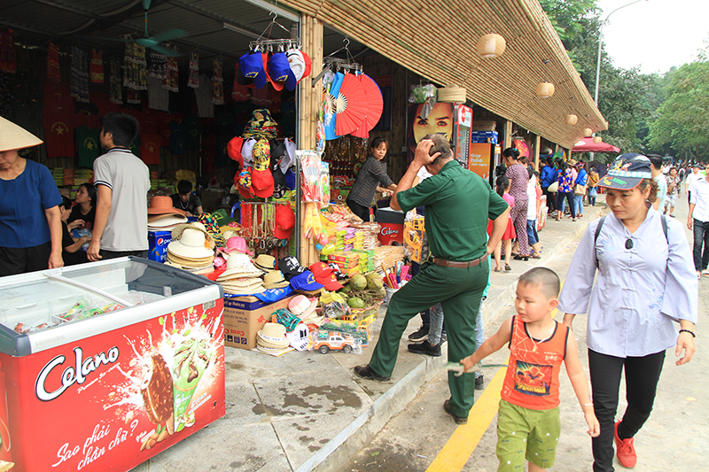 Hàng rong bủa vây, tiềm ẩn nguy cơ mất vệ sinh an toàn thực phẩm tại Lễ hội Đền Hùng - Ảnh 7