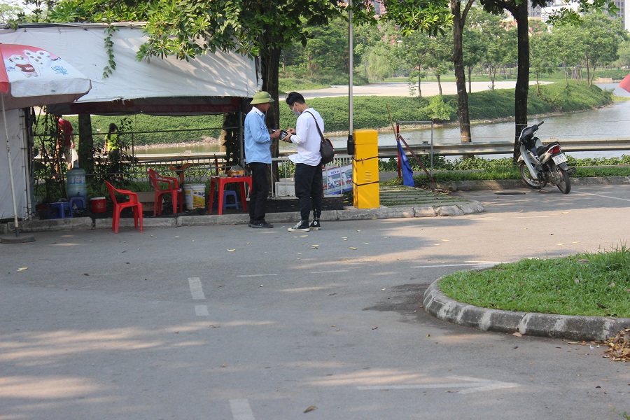 Hà Nội: Công viên vắng vẻ ngày đầu kỳ nghỉ Lễ 30/4 - Ảnh 2