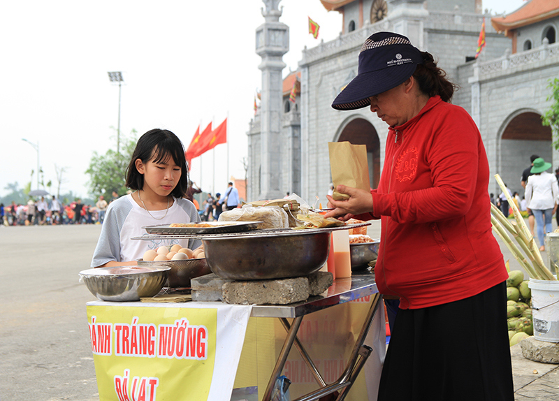Hàng rong bủa vây, tiềm ẩn nguy cơ mất vệ sinh an toàn thực phẩm tại Lễ hội Đền Hùng - Ảnh 8