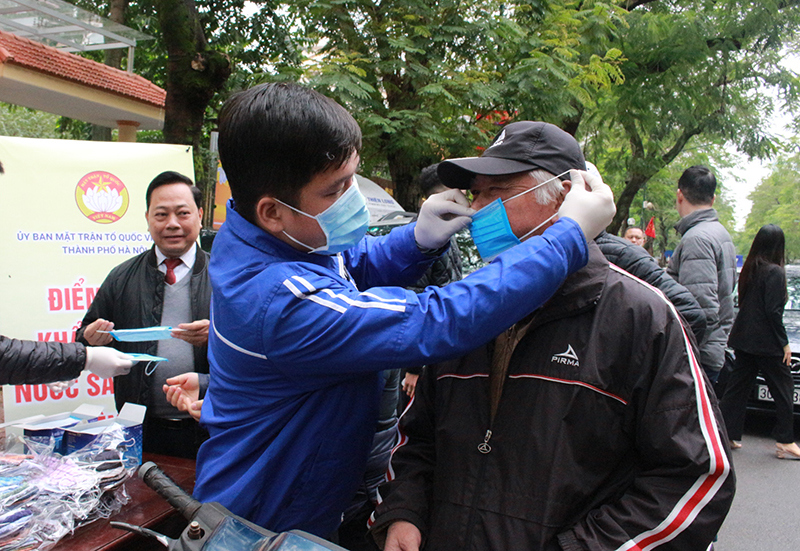 Phòng dịch nCoV: Ủy ban MTTQ Việt Nam TP Hà Nội vận động ủng hộ trên 100 triệu đồng, 10.000 lọ nước rửa tay, 10.000 khẩu trang y tế - Ảnh 2
