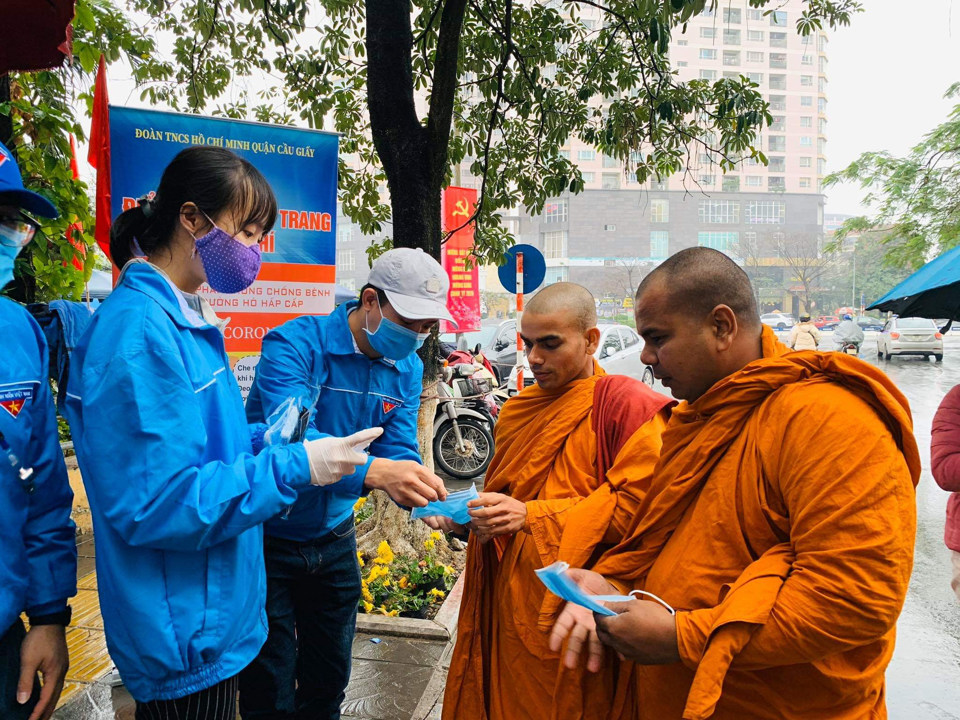 Thành đoàn Hà Nội tổ chức nhiều điểm phát miễn phí khẩu trang và nước rửa tay cho người dân - Ảnh 5