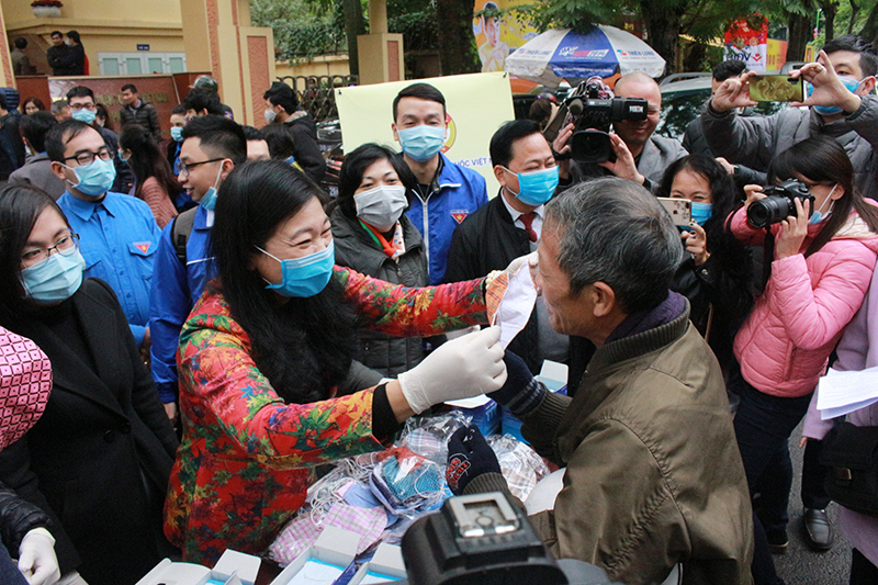 Phòng dịch nCoV: Ủy ban MTTQ Việt Nam TP Hà Nội vận động ủng hộ trên 100 triệu đồng, 10.000 lọ nước rửa tay, 10.000 khẩu trang y tế - Ảnh 1