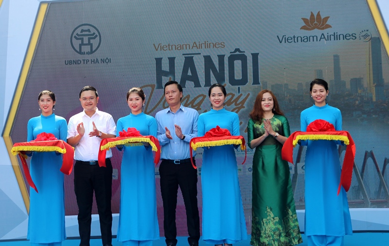 “Vietnam Airlines  - Hà Nội vòng tay bạn bè” - Ảnh 1