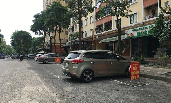 Kiên quyết xử lý xe ô tô đỗ sai quy định tại bán đảo Linh Đàm - Ảnh 5