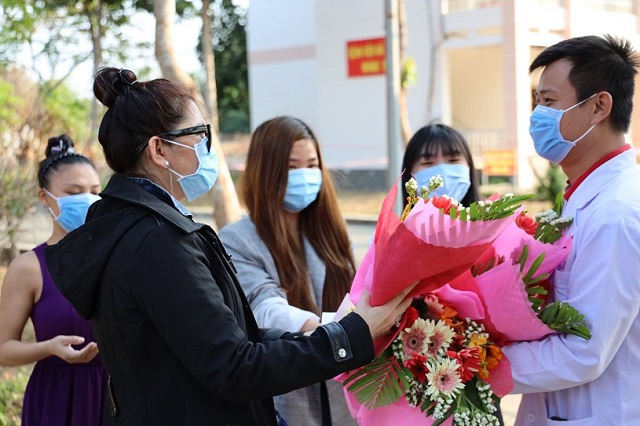 4 bệnh nhân mắc Covid-19 tặng hoa, cúi đầu cảm ơn trong ngày xuất viện - Ảnh 1