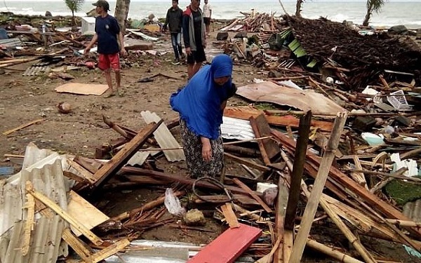 Chùm ảnh phản ánh thiệt hại nặng nề sóng thần gây ra cho Indonesia - Ảnh 2