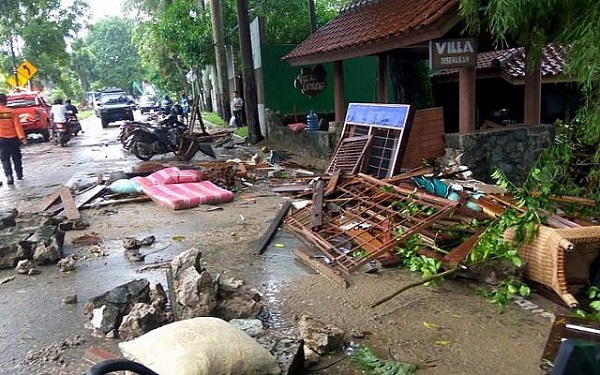 Chùm ảnh phản ánh thiệt hại nặng nề sóng thần gây ra cho Indonesia - Ảnh 3