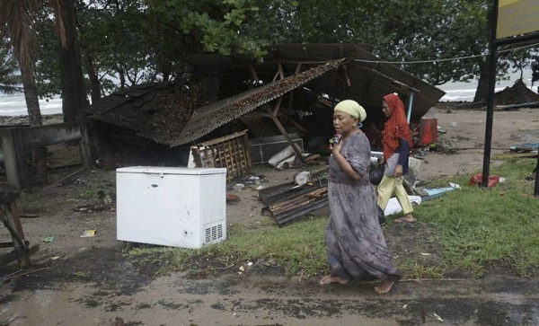 Chùm ảnh phản ánh thiệt hại nặng nề sóng thần gây ra cho Indonesia - Ảnh 4