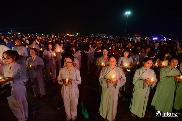 Hàng vạn du khách "chôn chân" trên đường tham dự Hội hoa đăng Tây Thiên 2018 - Ảnh 2