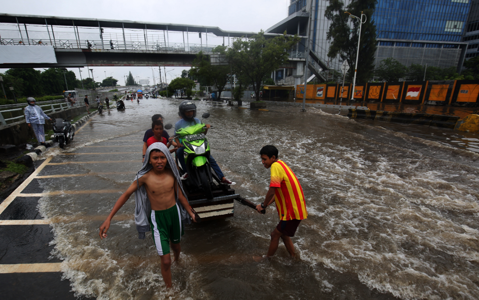 Mưa lớn đổ xuống Jakarta, 19 người thiệt mạng - Ảnh 1