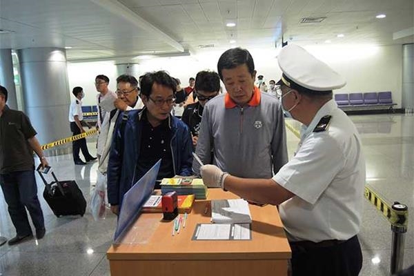 Chính thức áp dụng tờ khai y tế với hành khách nhập cảnh từ Hàn Quốc - Ảnh 1