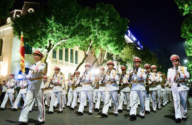 Người dân Thủ đô hào hứng với màn biểu diễn nhạc kèn ở phố đi bộ hồ Hoàn Kiếm - Ảnh 3