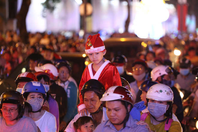 Các ngả đường Hà Nội, TP Hồ Chí Minh chật cứng người trong đêm Noel - Ảnh 6