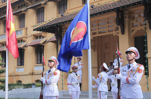[Ảnh] Lễ thượng cờ kỷ niệm 52 năm thành lập ASEAN tại Hà Nội - Ảnh 2