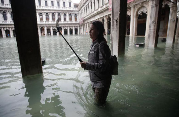 Italia: Venice "thất thủ" do triều cường dâng cao nhất trong 50 năm - Ảnh 3