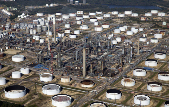 Giá dầu leo dốc nhờ OPEC gia hạn thỏa thuận cắt giảm sản lượng - Ảnh 1