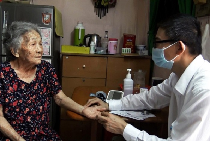 TP Hồ Chí Minh: Khám bệnh tại nhà cho người cao tuổi tránh nguy cơ nhiễm Covid-19 - Ảnh 1