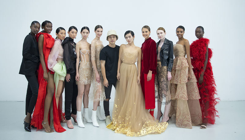Khánh Linh diện váy mạ vàng 24k của Trần Hùng tại Tuần lễ thời trang London - Ảnh 2