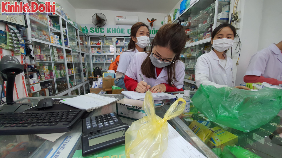 Hà Nội: Khẩu trang và nước rửa tay vẫn "cháy hàng", người dân tìm mua "khó hơn lên trời" - Ảnh 11