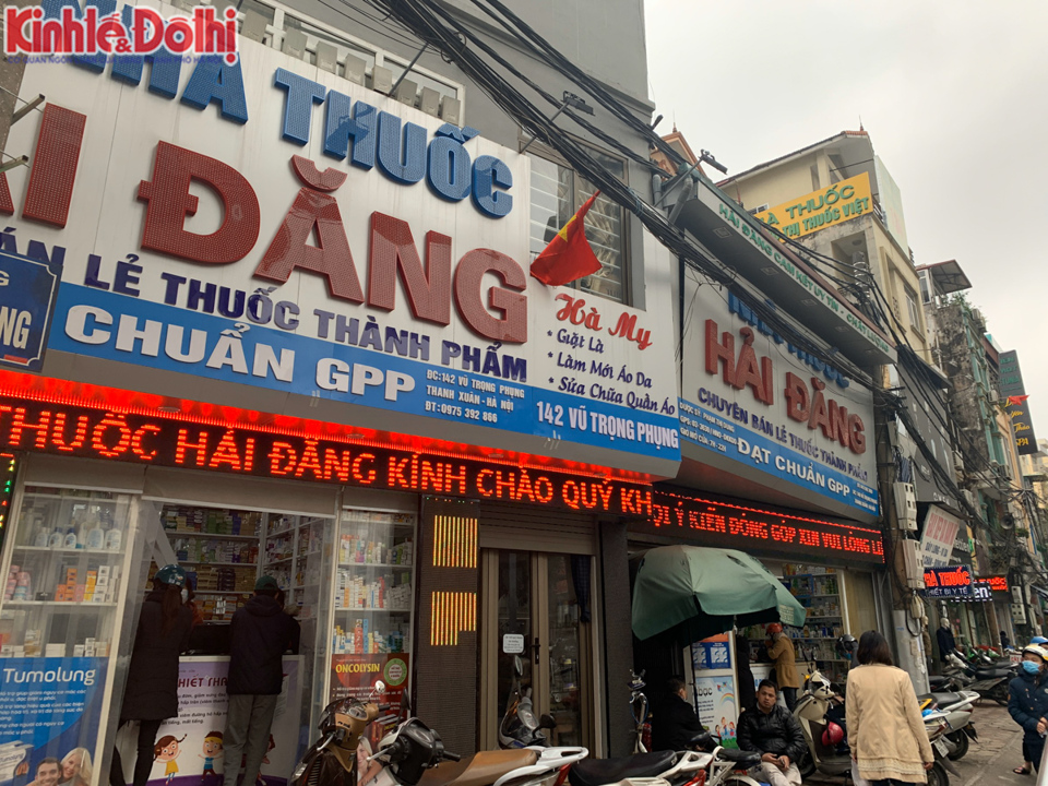 Hà Nội: Khẩu trang và nước rửa tay vẫn "cháy hàng", người dân tìm mua "khó hơn lên trời" - Ảnh 9