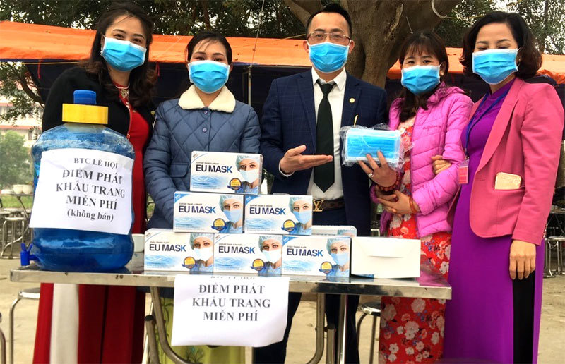 Hà Đông: Hàng chục nghìn khẩu trang được phát miễn phí giúp người dân chống dịch nCoV - Ảnh 1