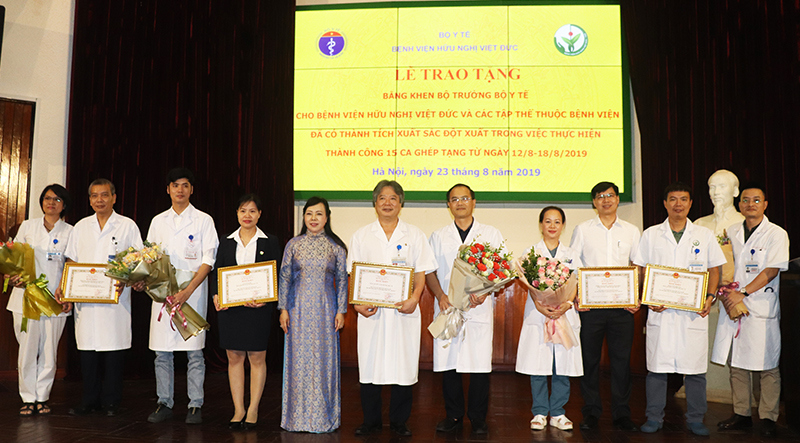 Bộ trưởng Y tế thưởng "nóng" BV Việt Đức lập kỷ lục ghép tạng 15 ca/tuần - Ảnh 1