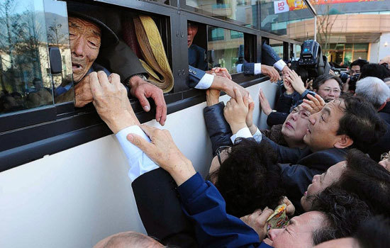 Những hình ảnh xúc động trong đợt đoàn tụ các gia đình ly tán Hàn -Triều sau hơn 60 năm - Ảnh 6