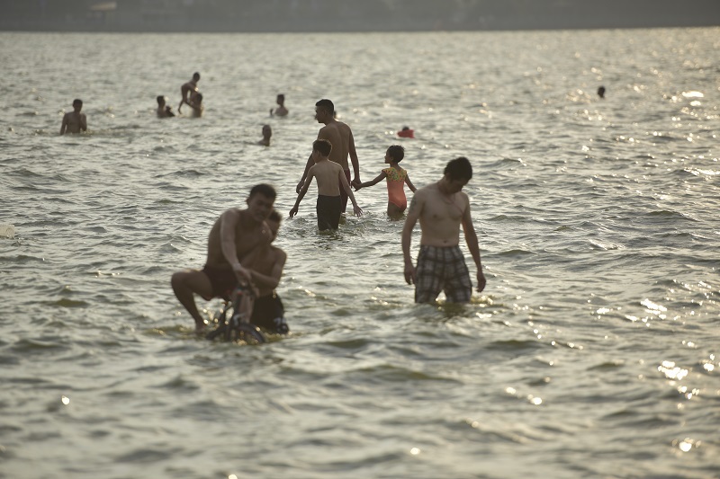 Người Hà Nội ùn ùn tắm Hồ Tây giải nhiệt chống cái nắng đầu hè - Ảnh 3
