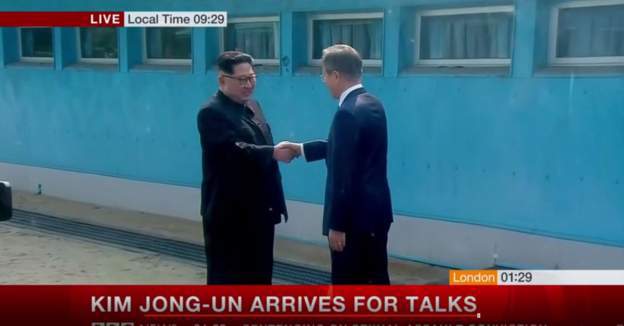 [Video] Khoảnh khắc lịch sử: Ông Kim Jong-un bước qua biên giới DMZ đến Hàn Quốc - Ảnh 1