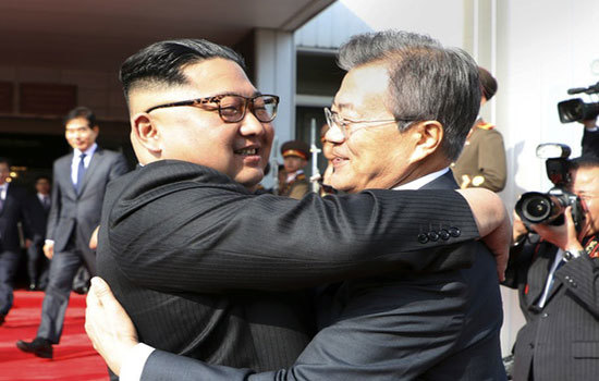 Lãnh đạo Hàn Quốc - Triều Tiên bất ngờ gặp nhau lần 2 tại Panmunjom - Ảnh 1