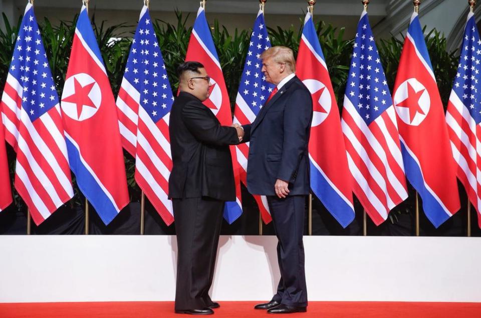 "Soi" ngôn ngữ cơ thể của Tổng thống Trump và ông Kim Jong-un trong hội nghị thượng đỉnh - Ảnh 1