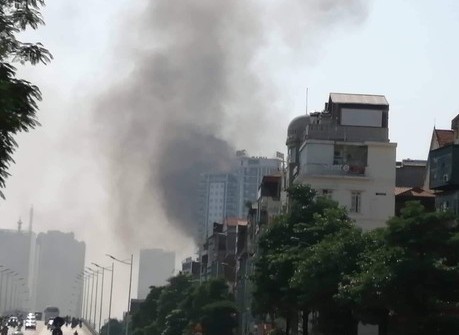 Hà Nội: Cháy lớn tại toà nhà House Xinh trên phố Trung Kính - Ảnh 1