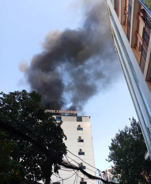 Hà Nội: Cháy lớn tại toà nhà House Xinh trên phố Trung Kính - Ảnh 2