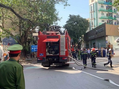 Hà Nội: Cháy lớn tại toà nhà House Xinh trên phố Trung Kính - Ảnh 4