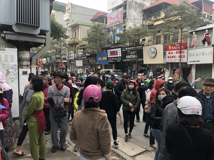 Hà Nội: Người dân xếp hàng mua khẩu trang như thời bao cấp - Ảnh 10
