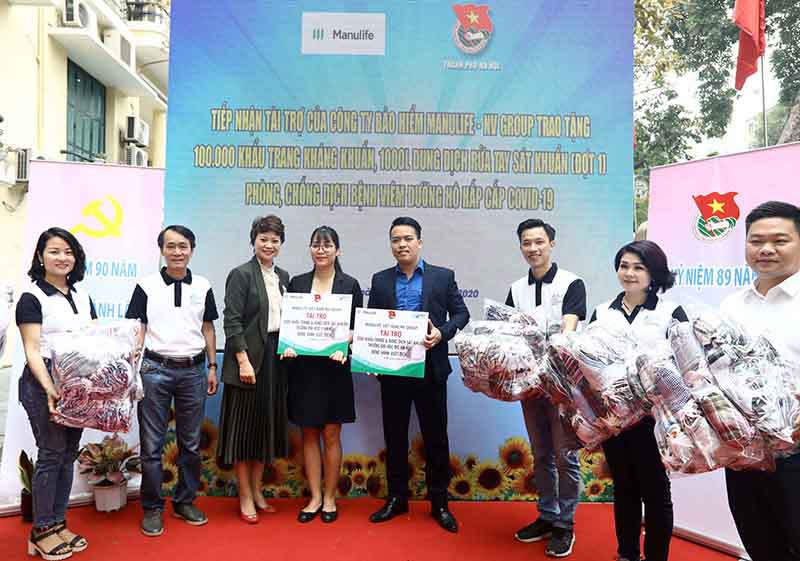 Manulife Việt Nam tặng Thành đoàn Hà Nội 100.000 khẩu trang, 650 lít dung dịch sát khuẩn - Ảnh 2