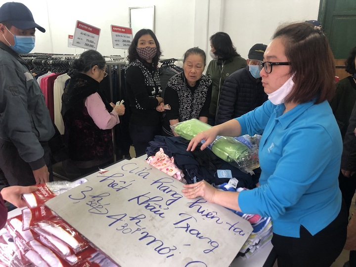 Hà Nội: Người dân xếp hàng mua khẩu trang như thời bao cấp - Ảnh 6