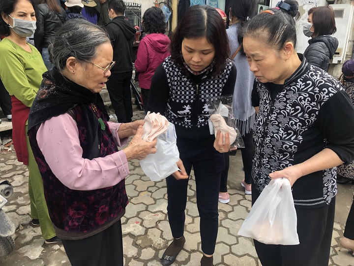 Hà Nội: Người dân xếp hàng mua khẩu trang như thời bao cấp - Ảnh 7
