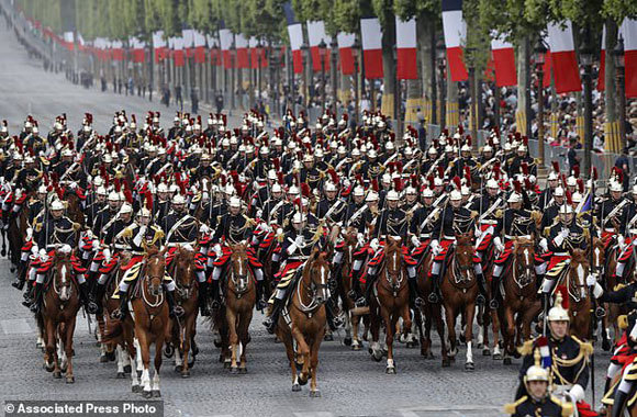 Pháp diễu binh mừng Quốc khánh, đề cao hợp tác quốc phòng với châu Âu - Ảnh 6