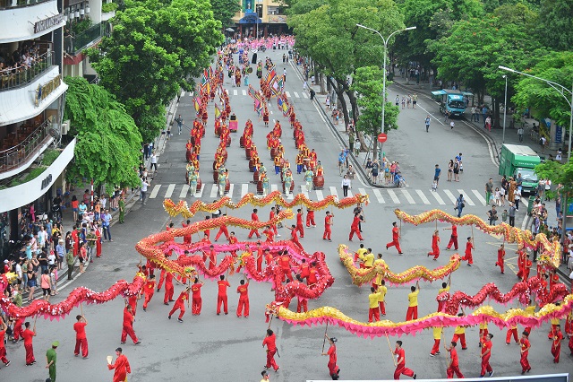 Tưng bừng lễ hội đường phố tại Hồ Gươm - Ảnh 1