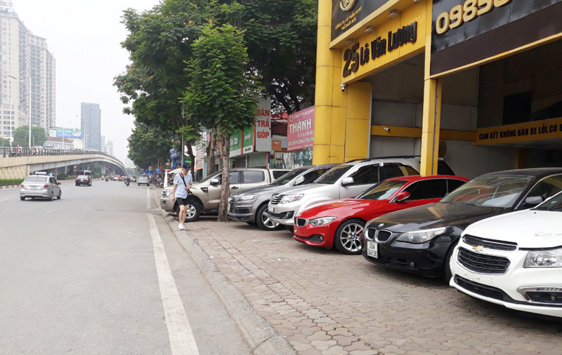 Tuyến Tố Hữu - Lê Văn Lương: Hàng loạt cửa hàng ô tô lấn chiếm lòng đường, vỉa hè - Ảnh 1