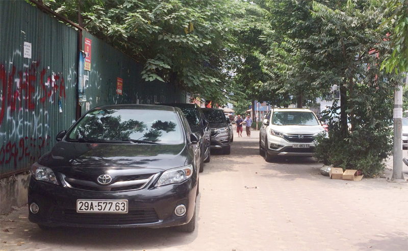 Tuyến Tố Hữu - Lê Văn Lương: Hàng loạt cửa hàng ô tô lấn chiếm lòng đường, vỉa hè - Ảnh 8