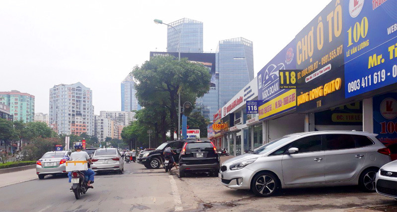 Tuyến Tố Hữu - Lê Văn Lương: Hàng loạt cửa hàng ô tô lấn chiếm lòng đường, vỉa hè - Ảnh 2