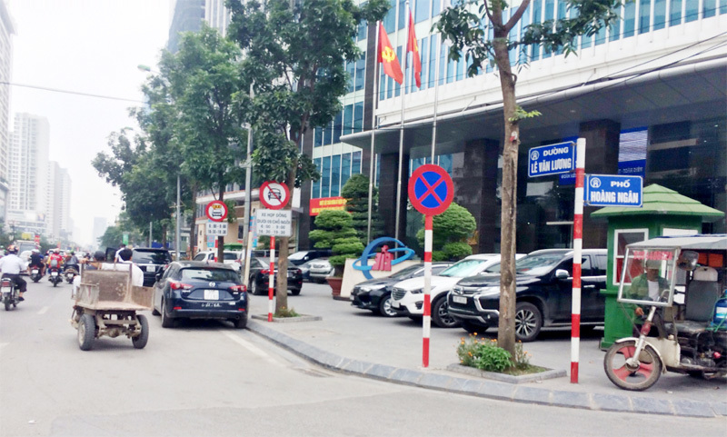 Tuyến Tố Hữu - Lê Văn Lương: Hàng loạt cửa hàng ô tô lấn chiếm lòng đường, vỉa hè - Ảnh 12