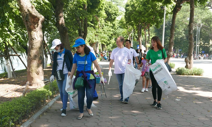 Đại sứ EU xuống đường dọn rác, giữ sạch phố đi bộ Hà Nội - Ảnh 5