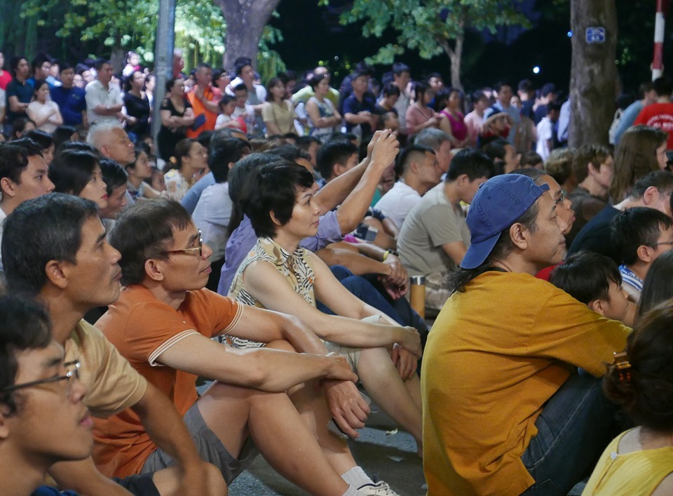 Hàng nghìn người dân Hà Nội thưởng thức hòa nhạc giao hưởng từ London - Ảnh 2