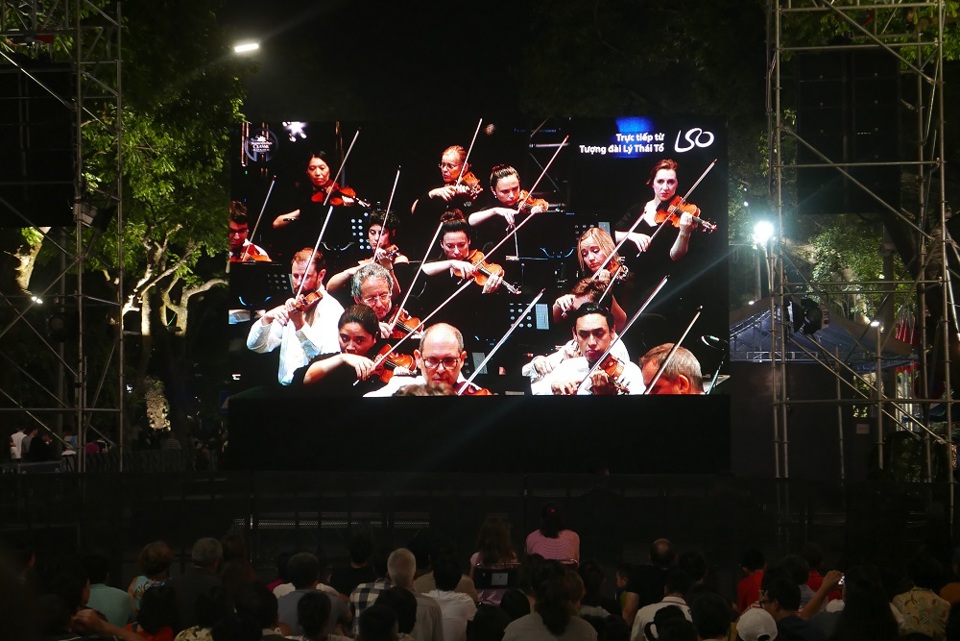 Hàng nghìn người dân Hà Nội thưởng thức hòa nhạc giao hưởng từ London - Ảnh 1
