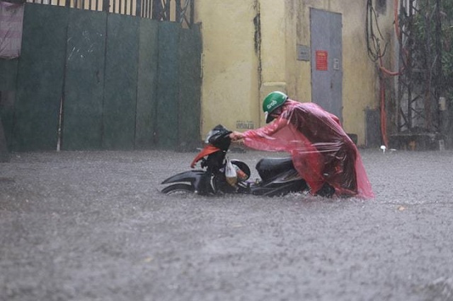 Trận mưa lớn giữa trưa khiến nhiều tuyến phố Hà Nội ngập sâu - Ảnh 7